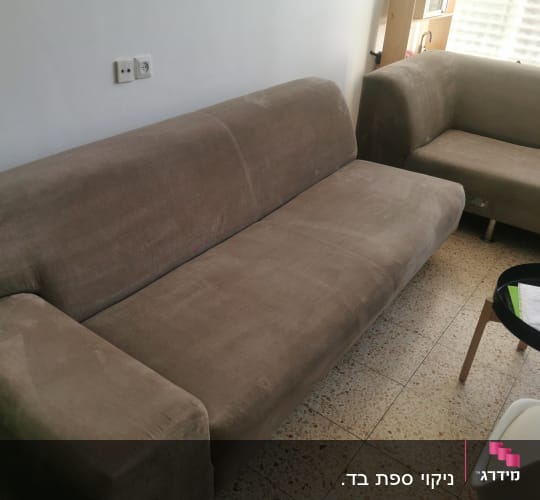 ספות חומות בחדר עם רצפת אריחים